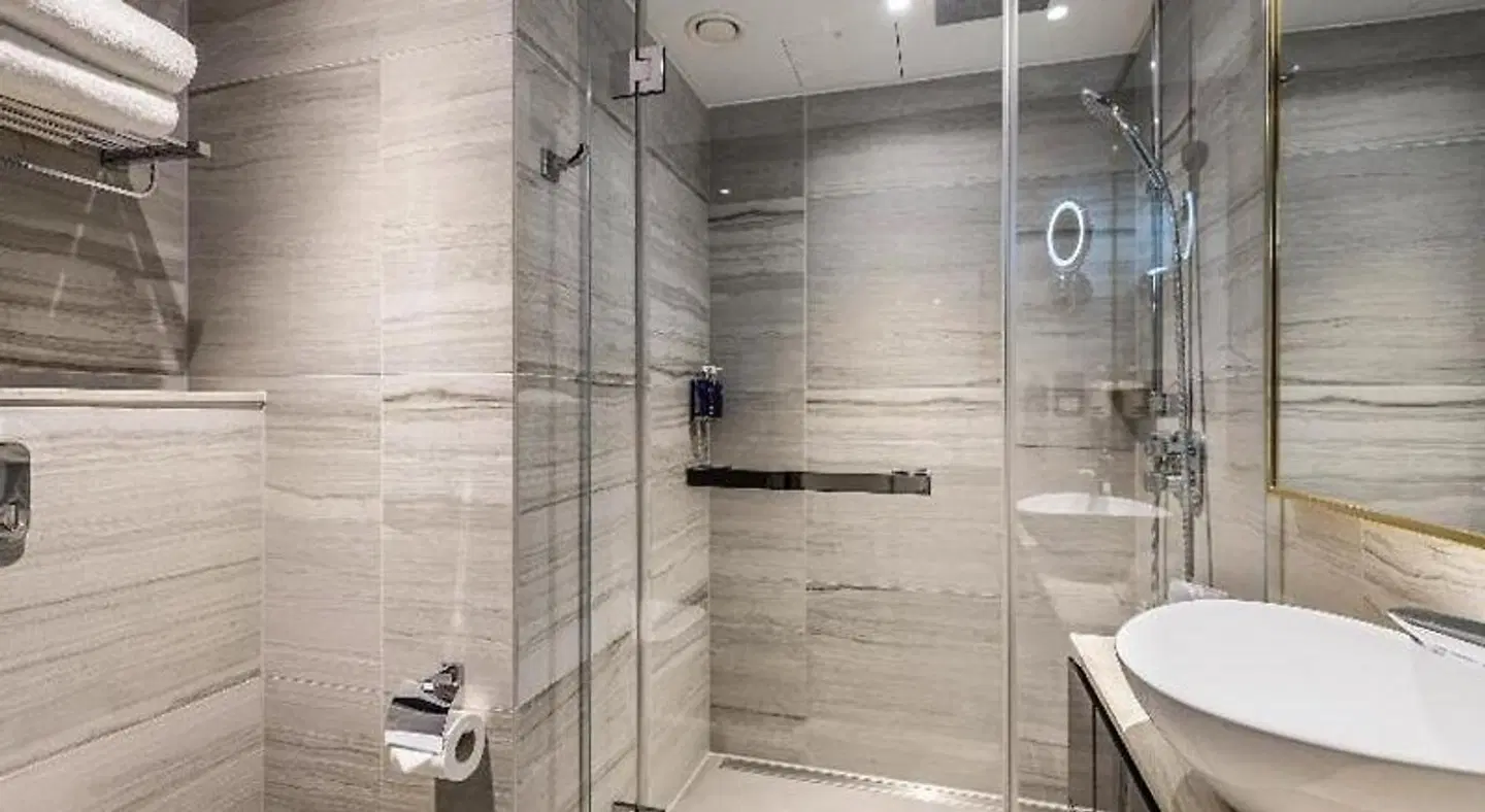 Hotel Saint BATHROOM