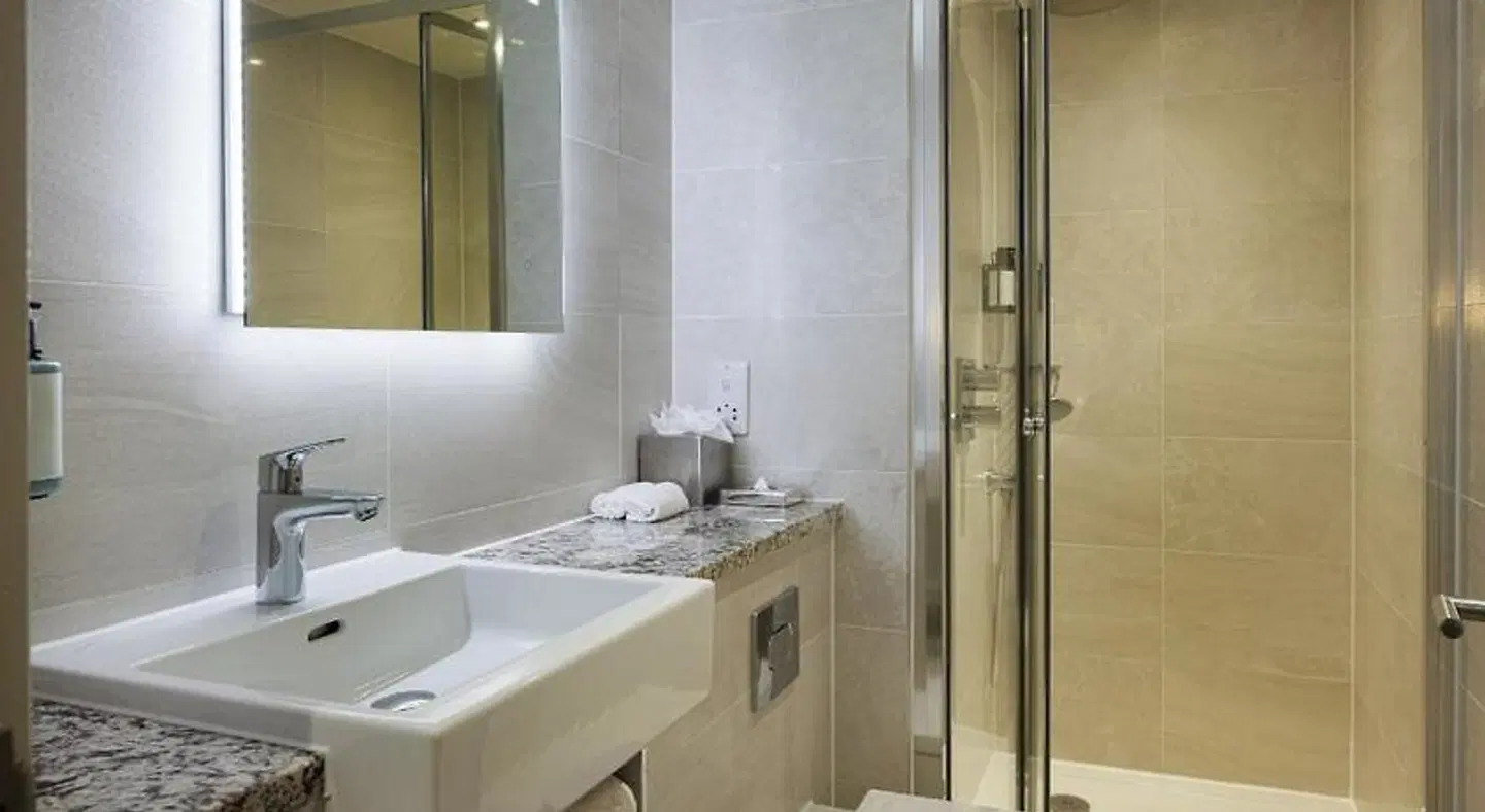 DoubleTree by Hilton Hotel London ExCel BATHROOM