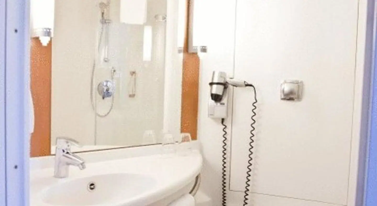 ibis Munich City West BATHROOM