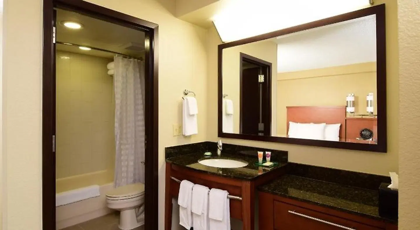 Hyatt Place Dallas Las Colinas BATHROOM