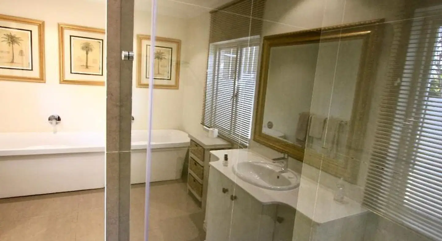 Melrose Place Guest Lodge BATHROOM