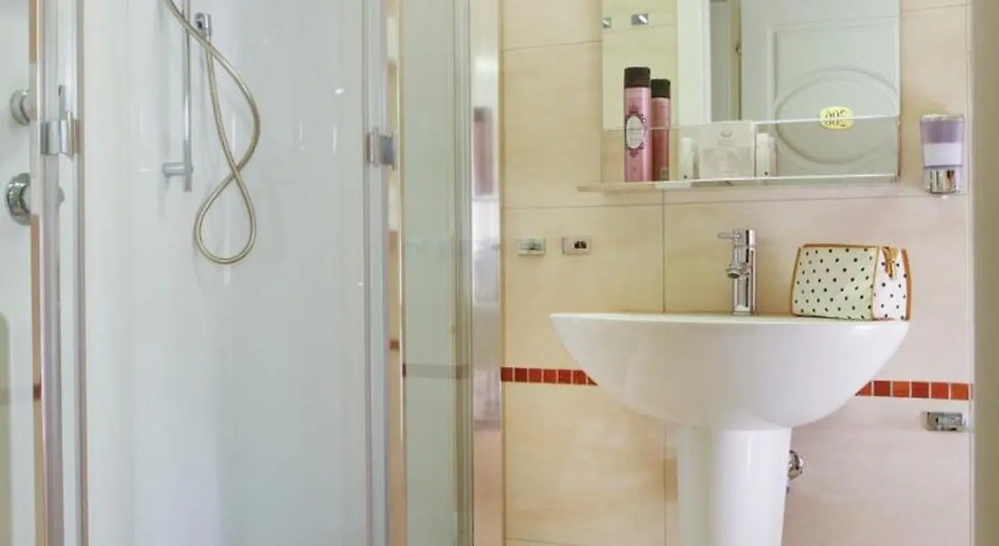 Albergo Sant'Emidio BATHROOM