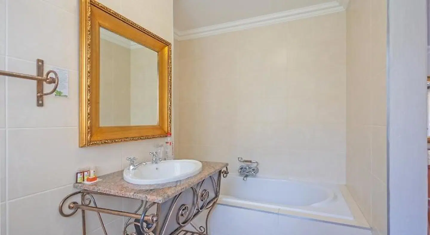 Afrique Boutique Hotel O.R. Tambo BATHROOM