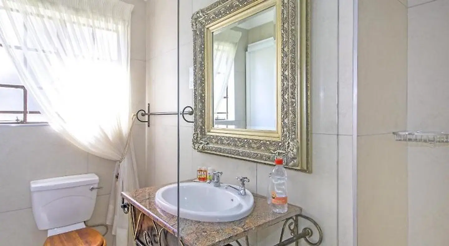 Afrique Boutique Hotel O.R. Tambo BATHROOM