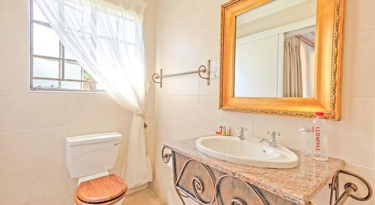 Afrique Boutique Hotel O.R. Tambo BATHROOM