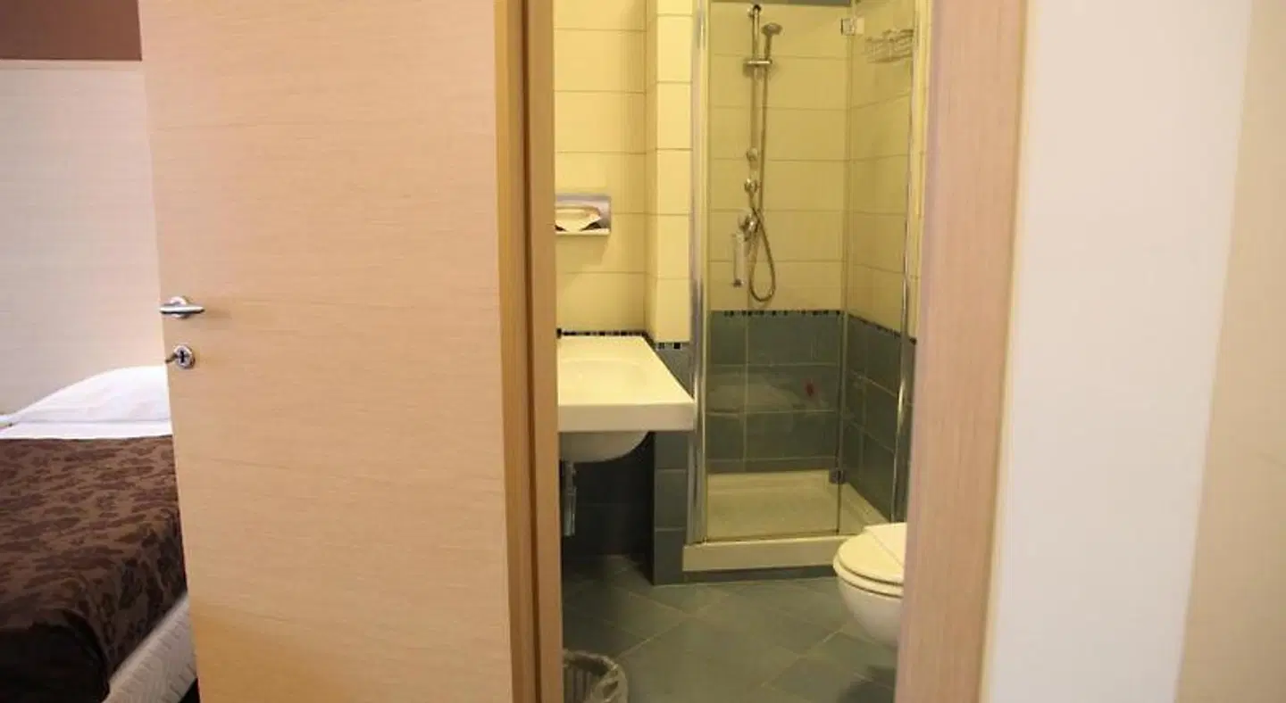 Sogni D'Oro Airport BATHROOM
