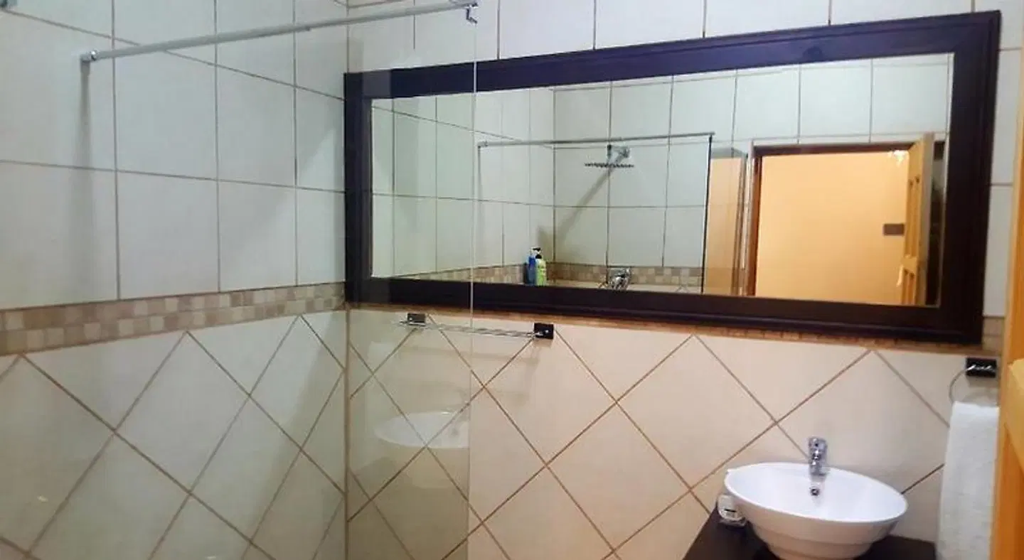 Aerotropolis Guest Lodge BATHROOM