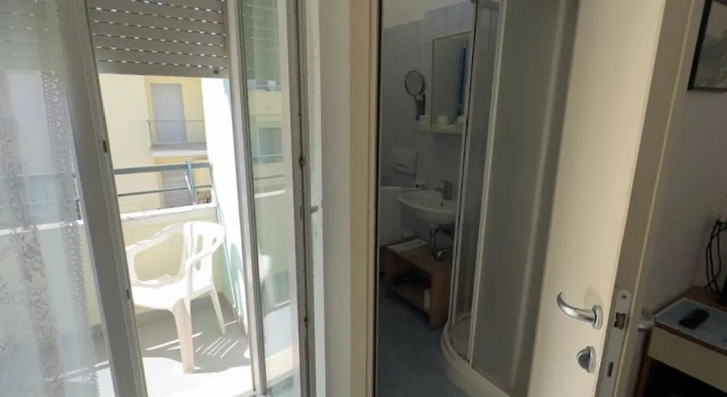 La Plage BATHROOM