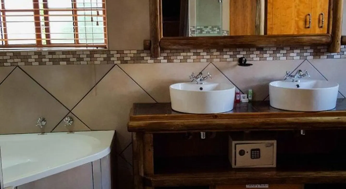 Aark Guest Lodge BATHROOM