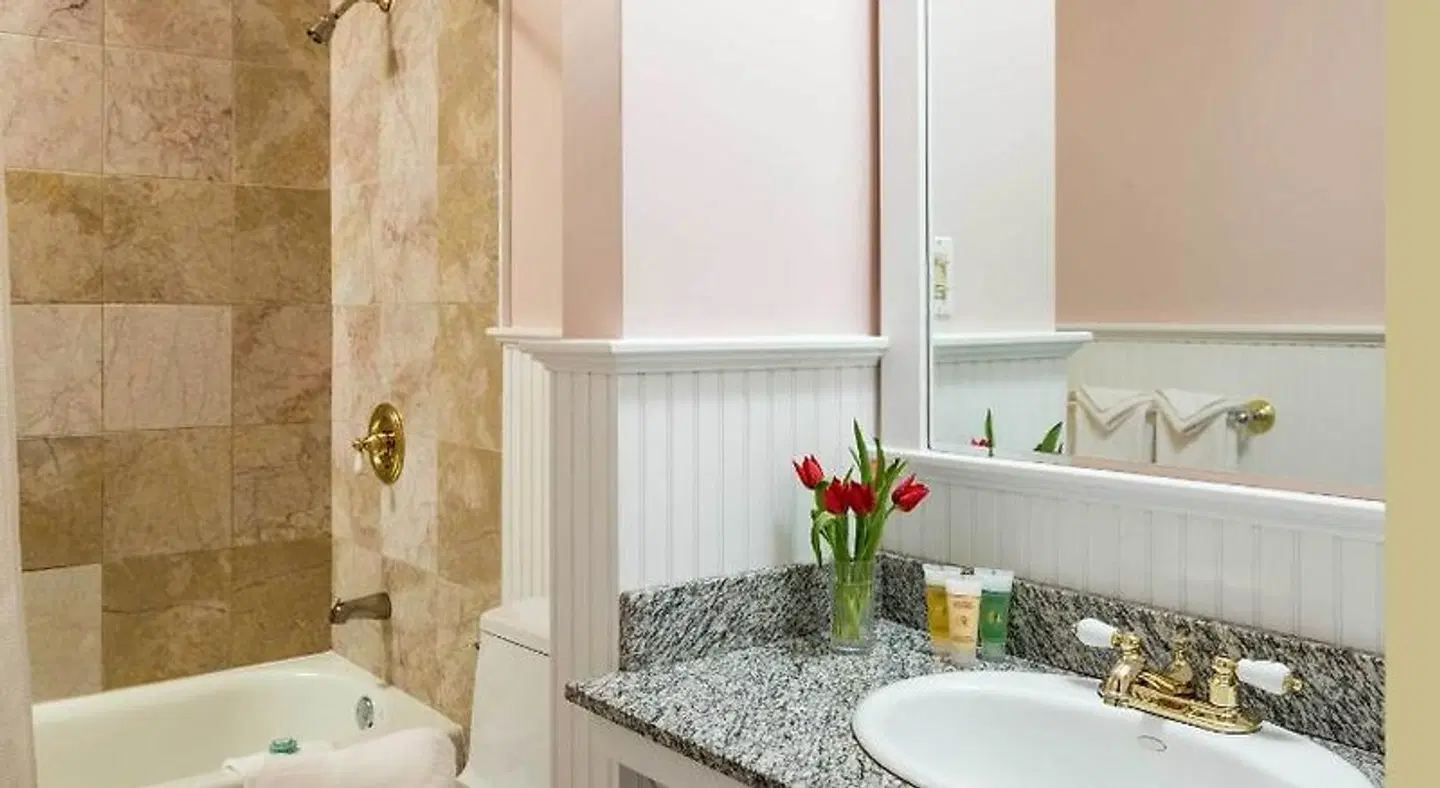 Lord Camden Inn BATHROOM