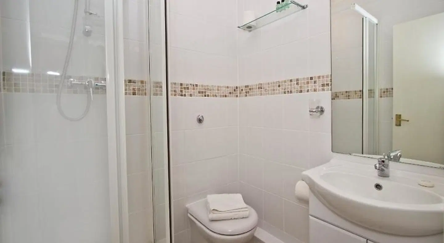 The Hedley Townhouse B&B BATHROOM