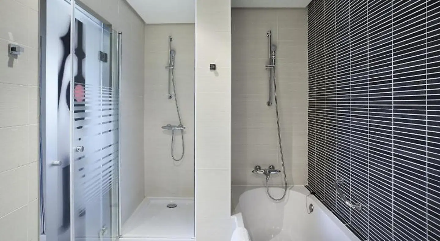 Hotel ILUNION Atrium BATHROOM