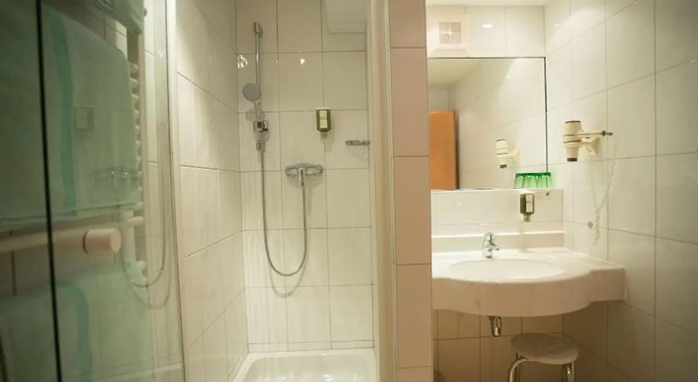 Hotel Christina BATHROOM