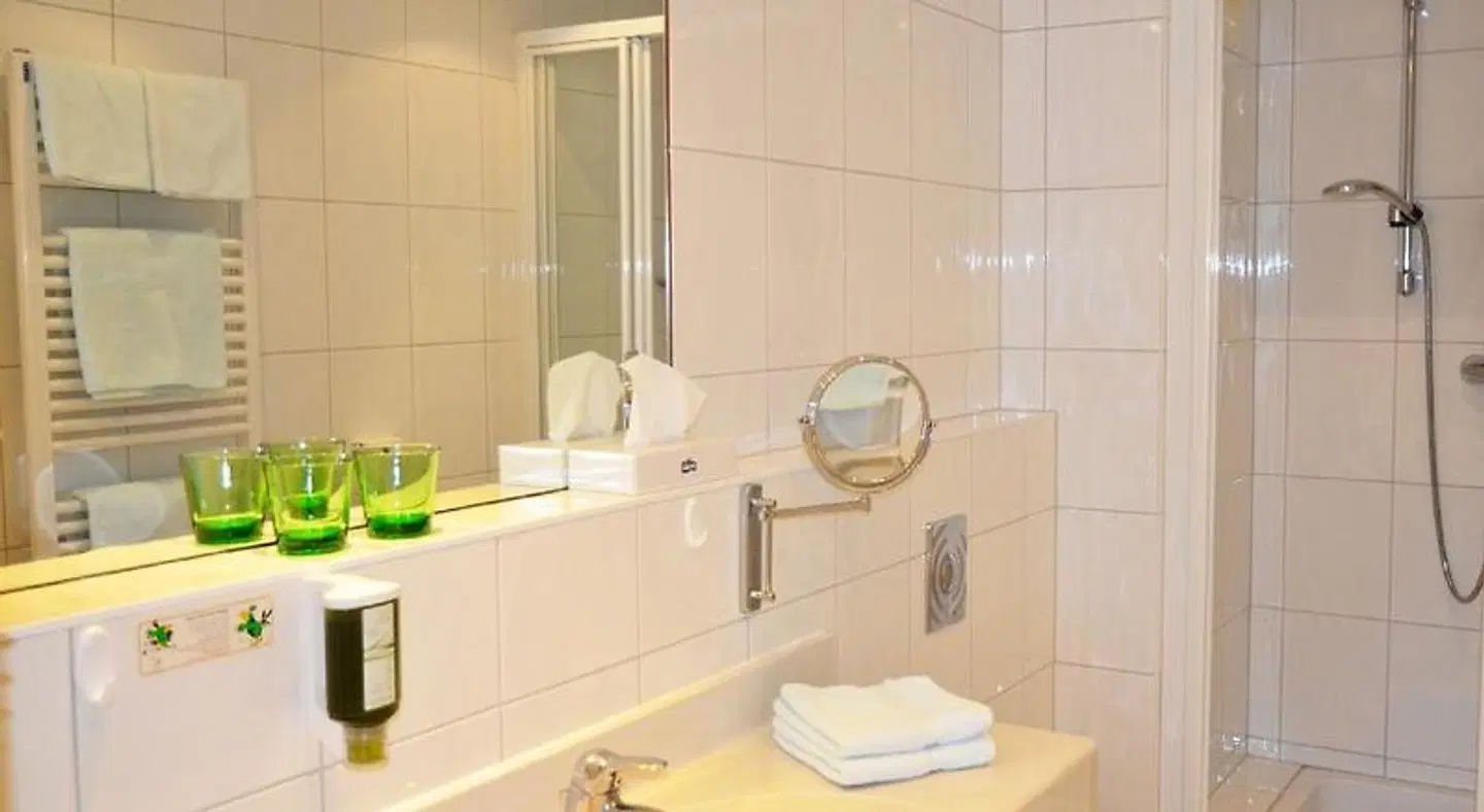 Hotel Christina BATHROOM