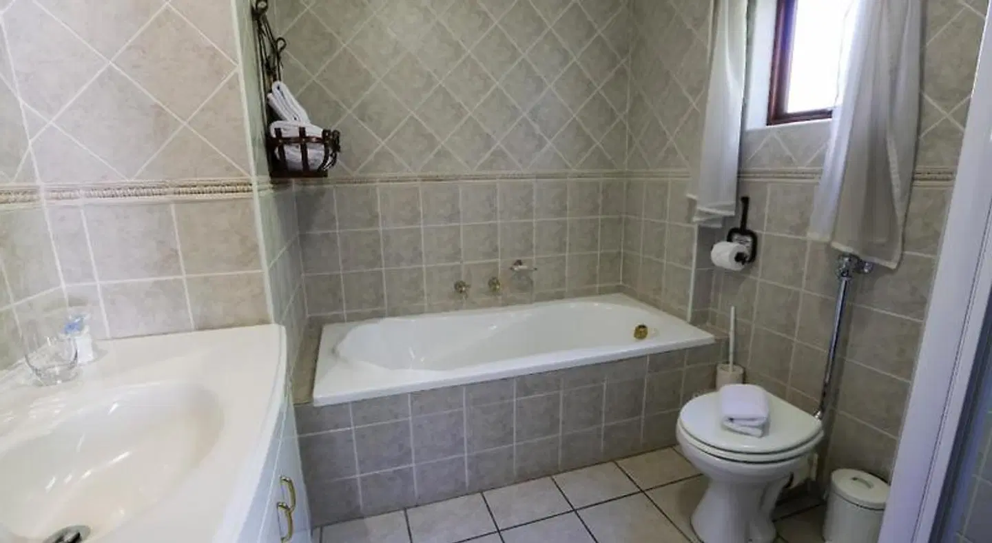 The Woodpecker Inn BATHROOM