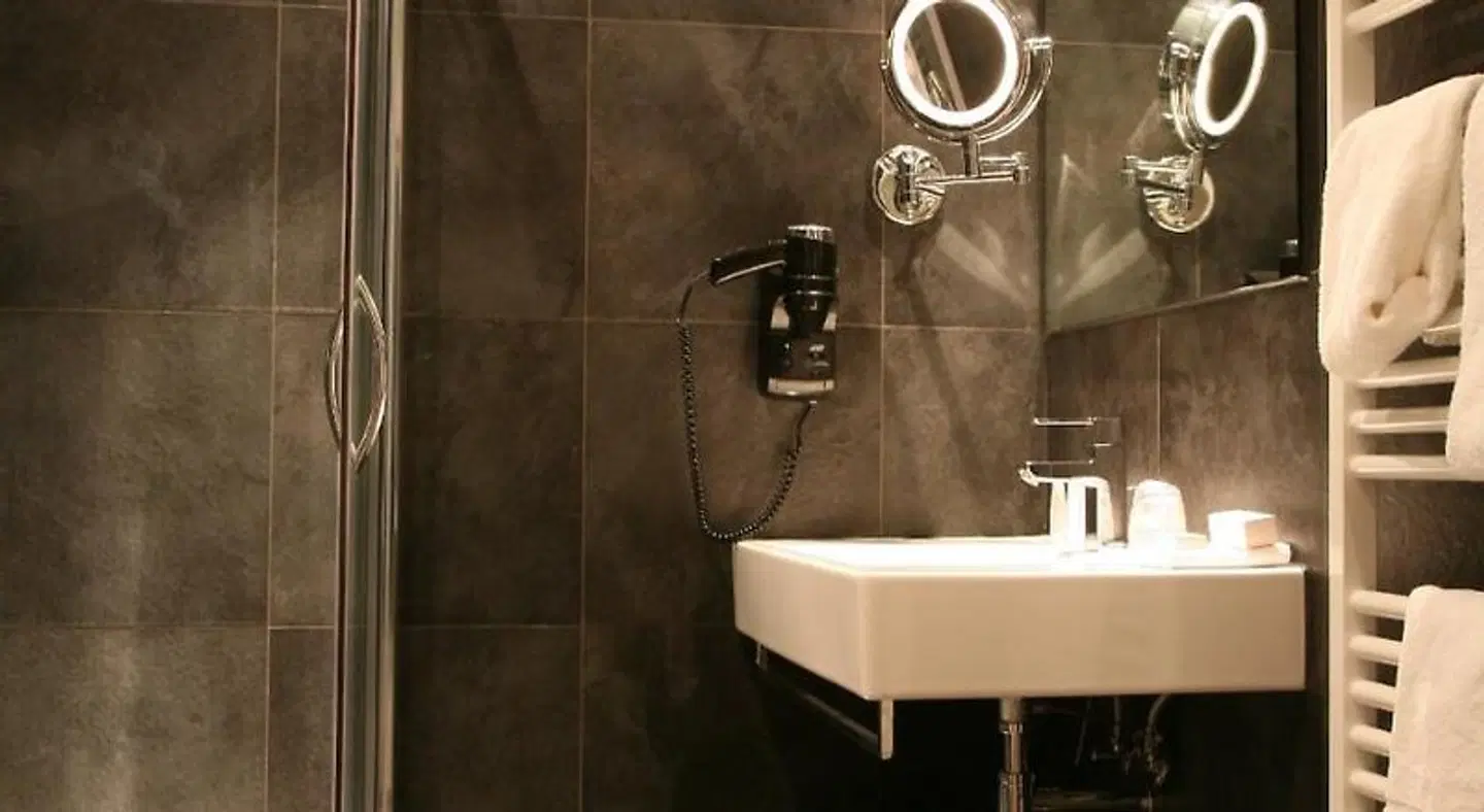 Post-Plaza Hotel & Grand Café BATHROOM
