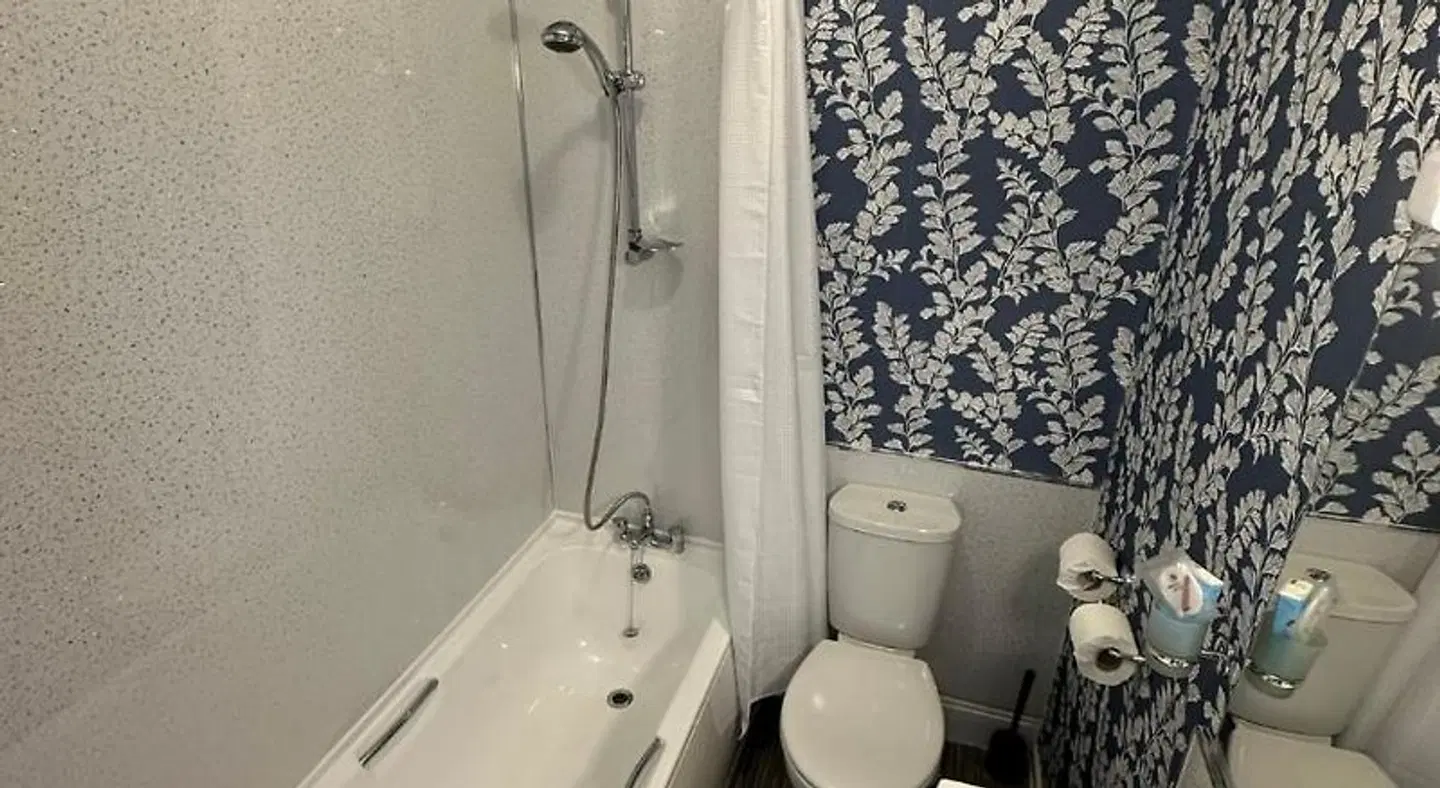 Shipping Lanes Hotel BATHROOM