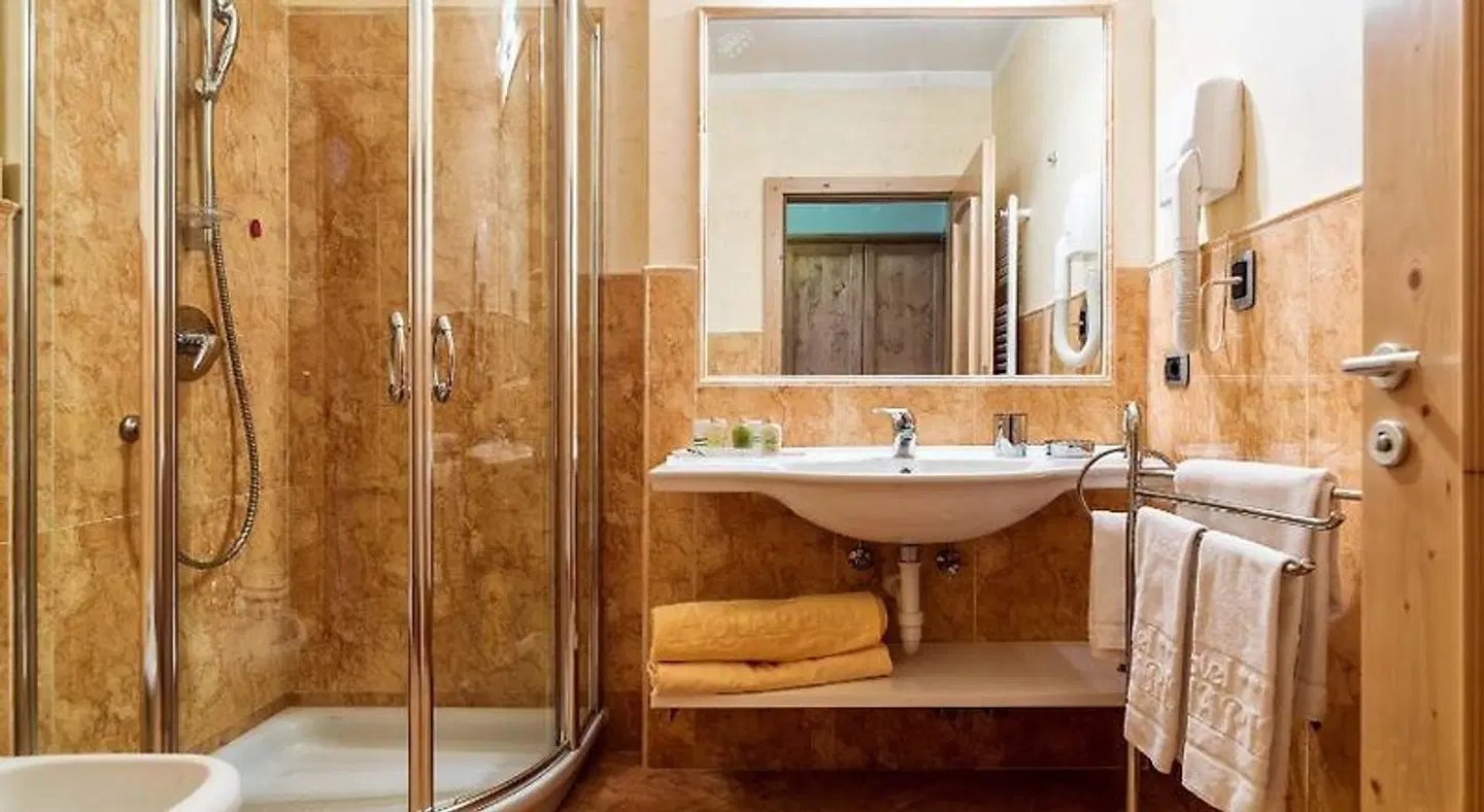 Leading Relax Hotel Maria BATHROOM