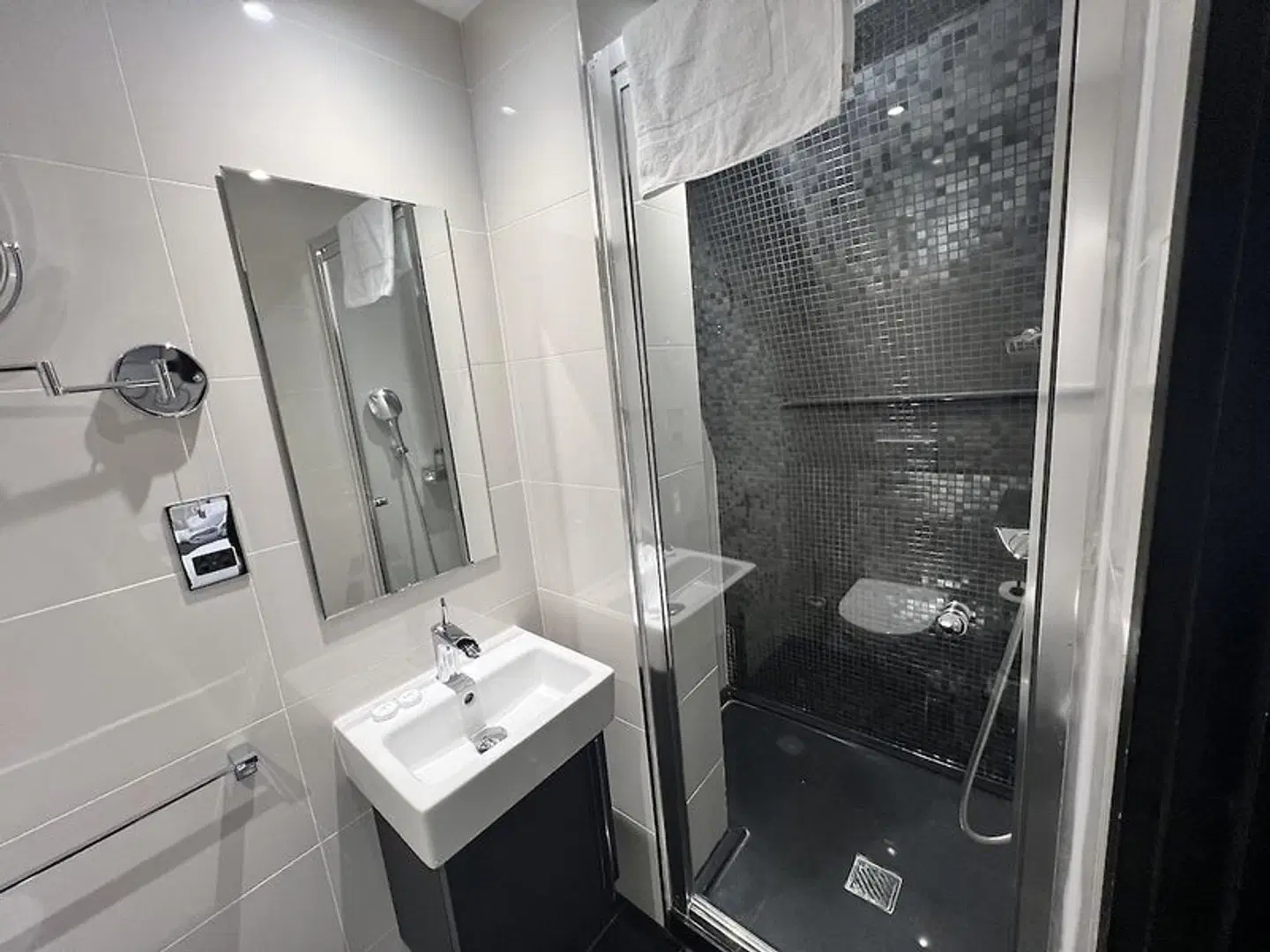 Great St Helen Hotel BATHROOM