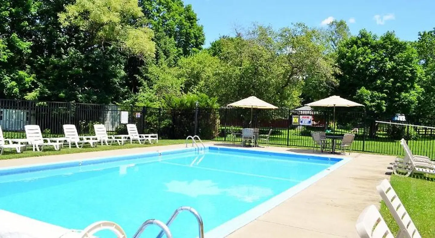 Maple Terrace Motel OUTDOOR_POOL