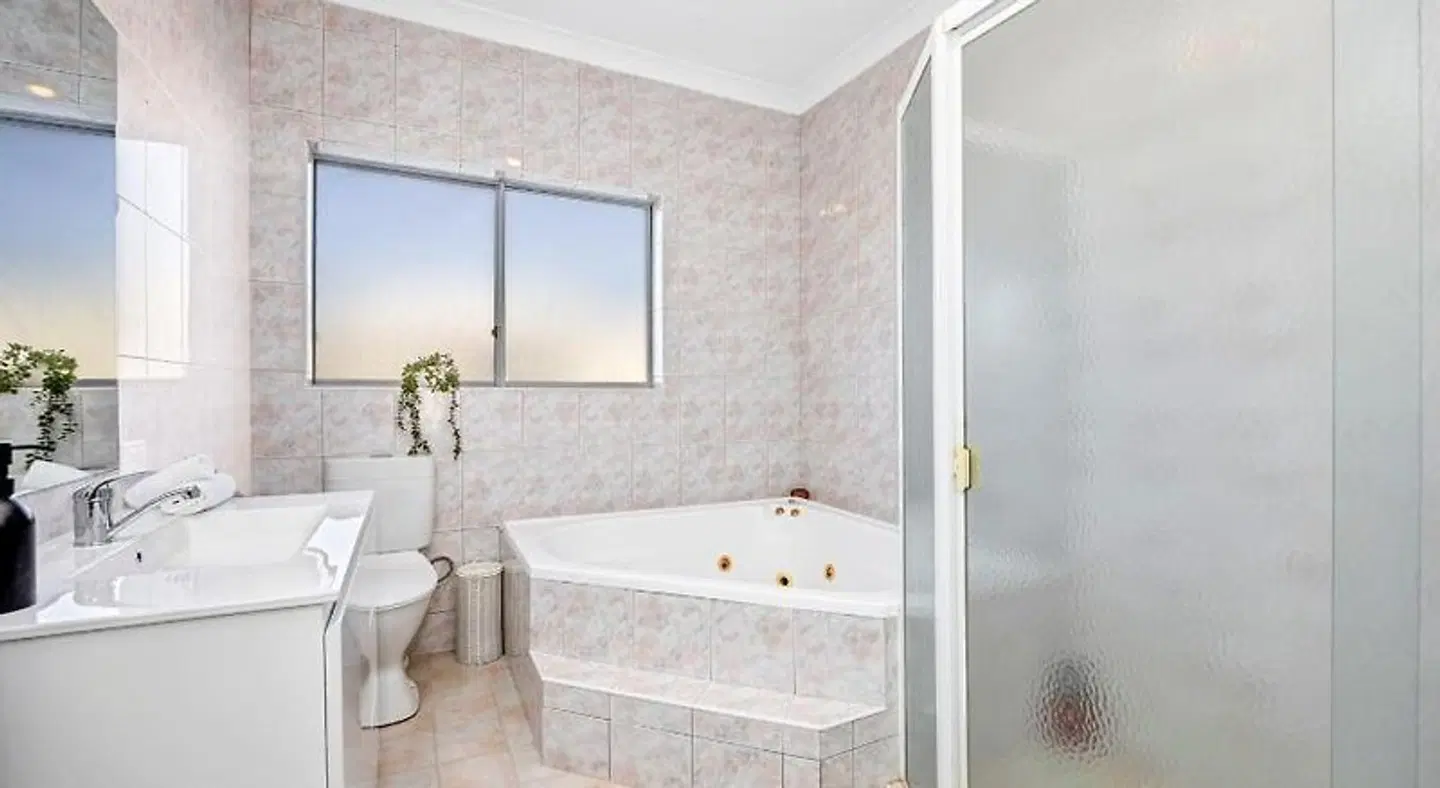 Coast Motel and Apartments BATHROOM