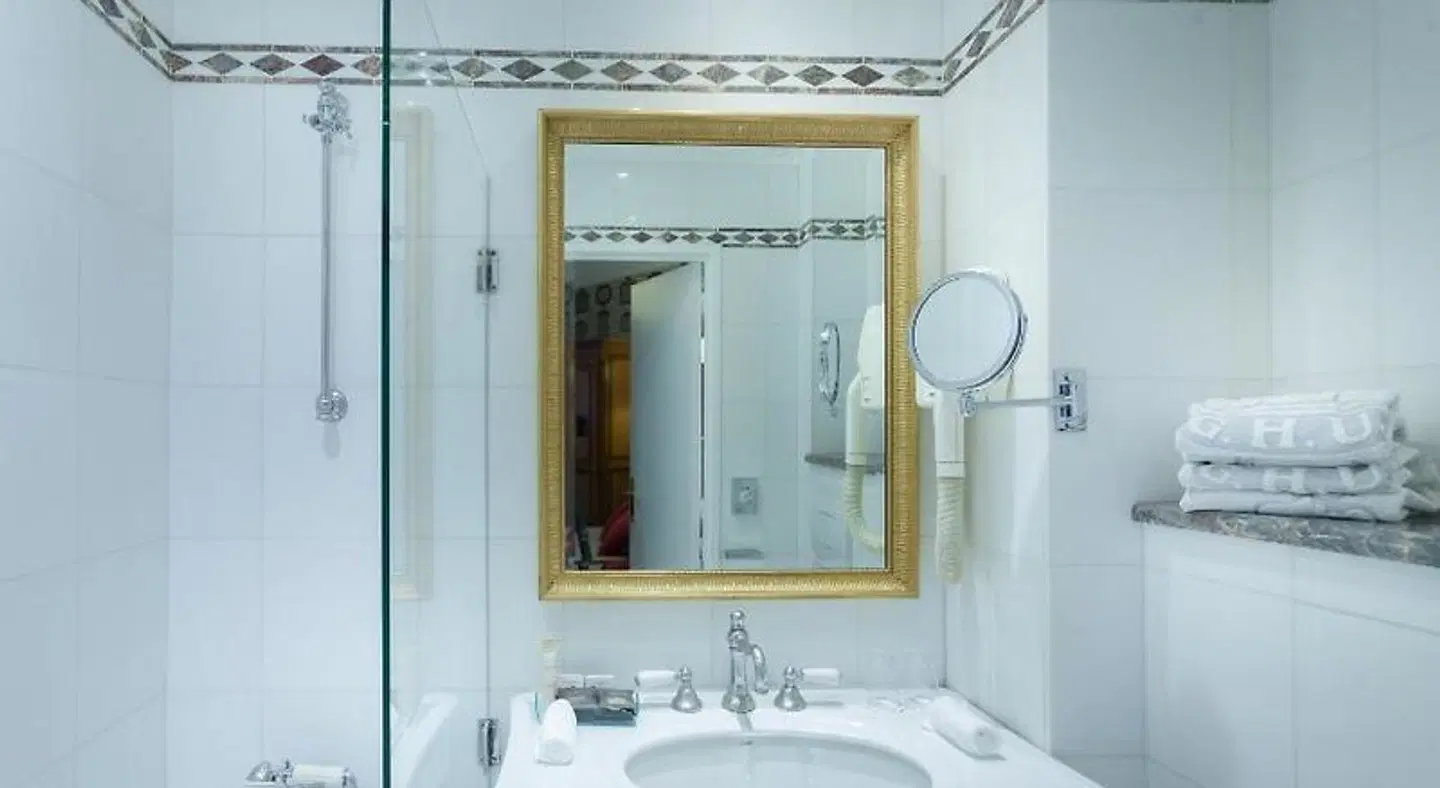 Grand Hôtel de l'Univers BATHROOM