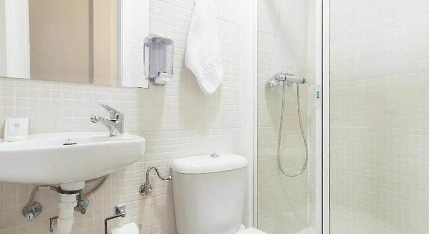 Hostal Gran Vía 63 Rooms BATHROOM