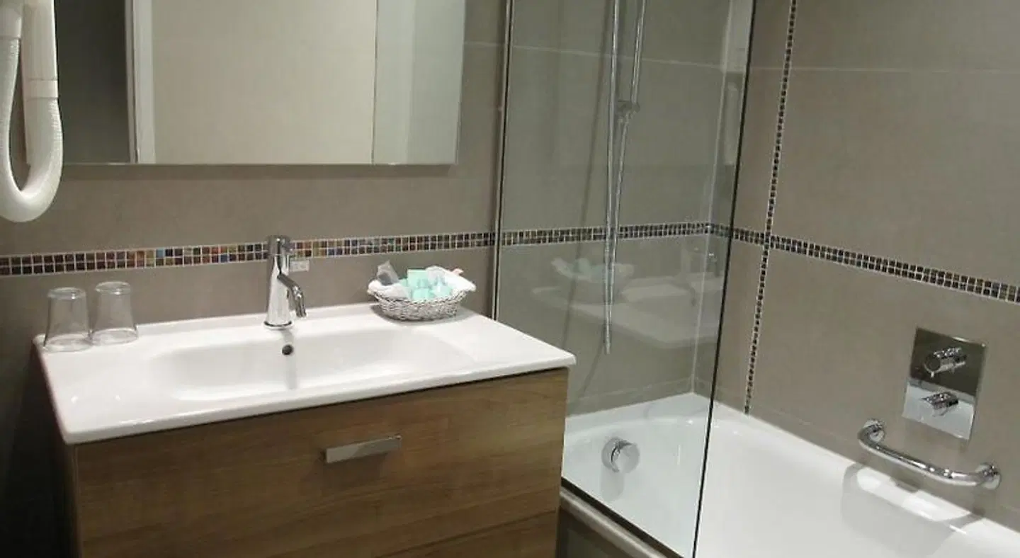 Hôtel Harvey BATHROOM