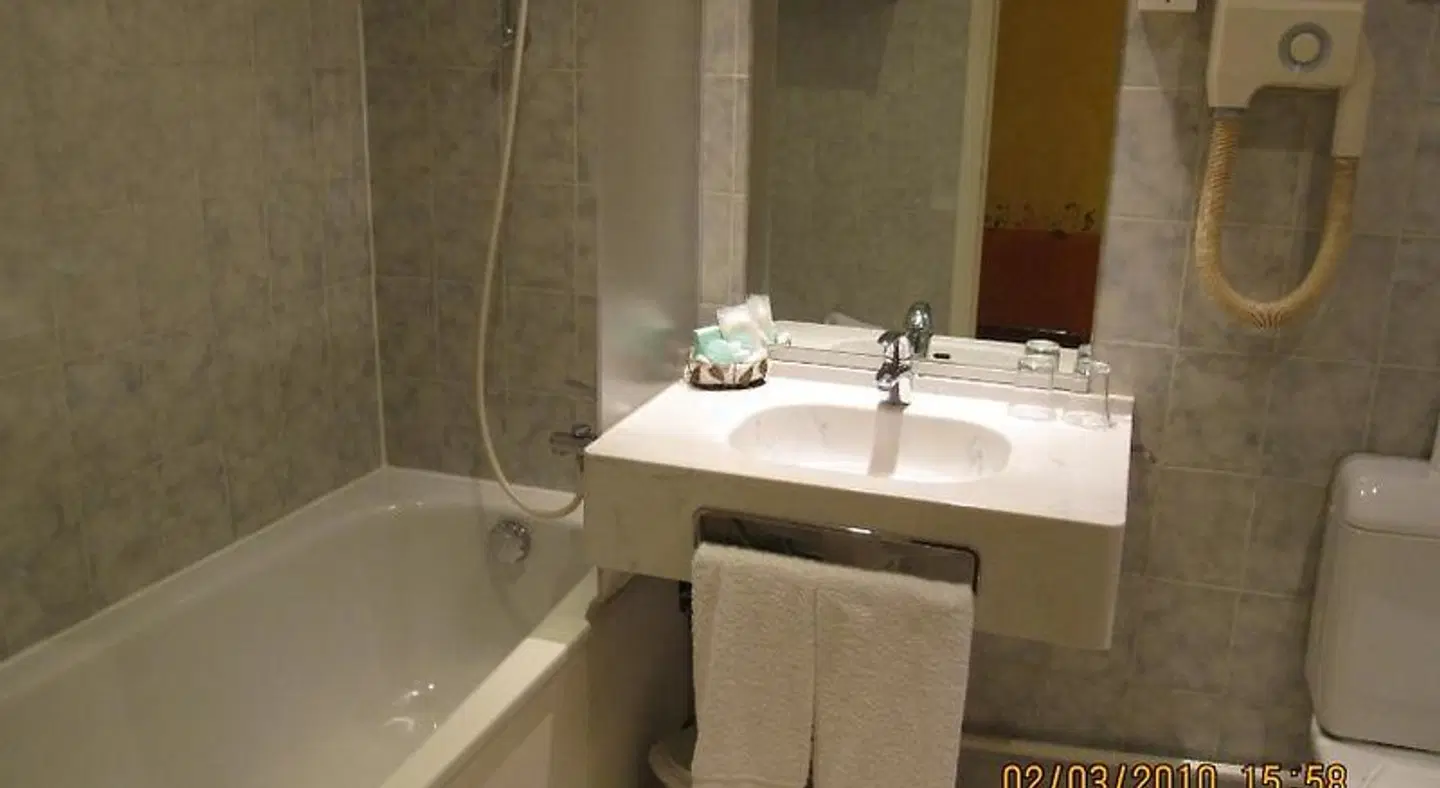 Hôtel Harvey BATHROOM