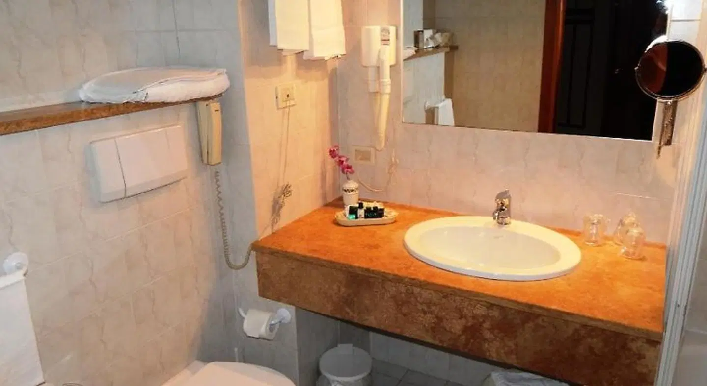 Hilton Garden Inn Bologna North BATHROOM