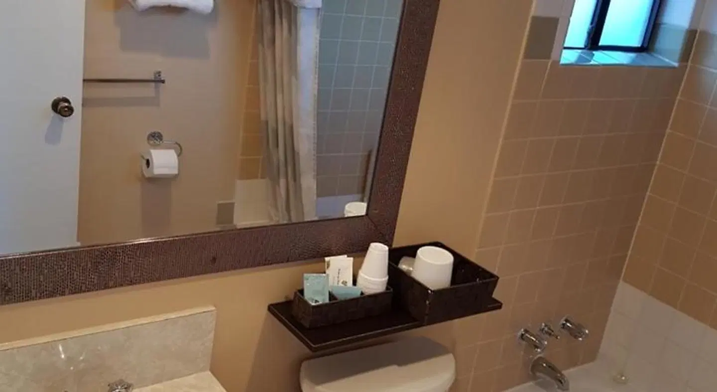 Above Tide Motel BATHROOM