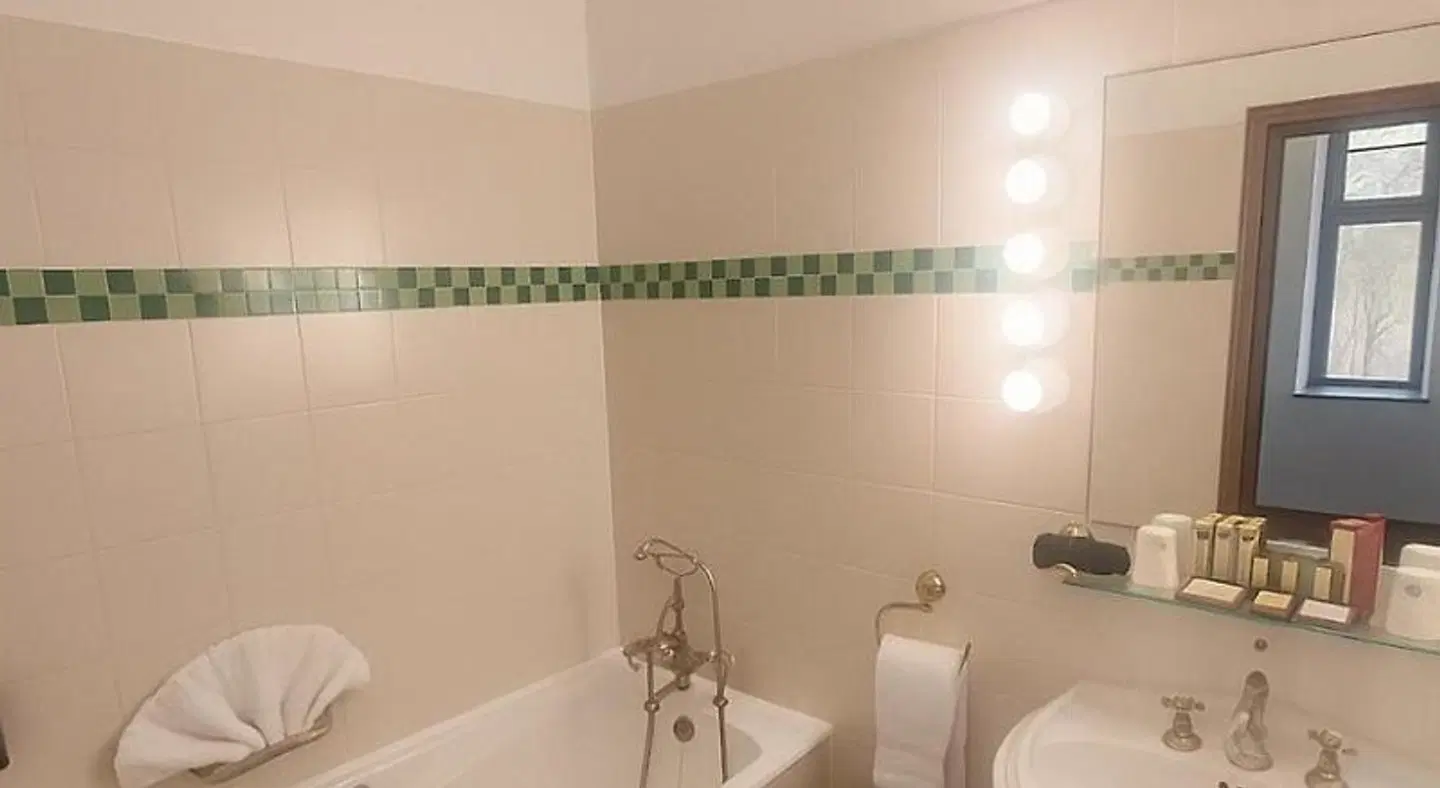 Chateau De La Caze BATHROOM