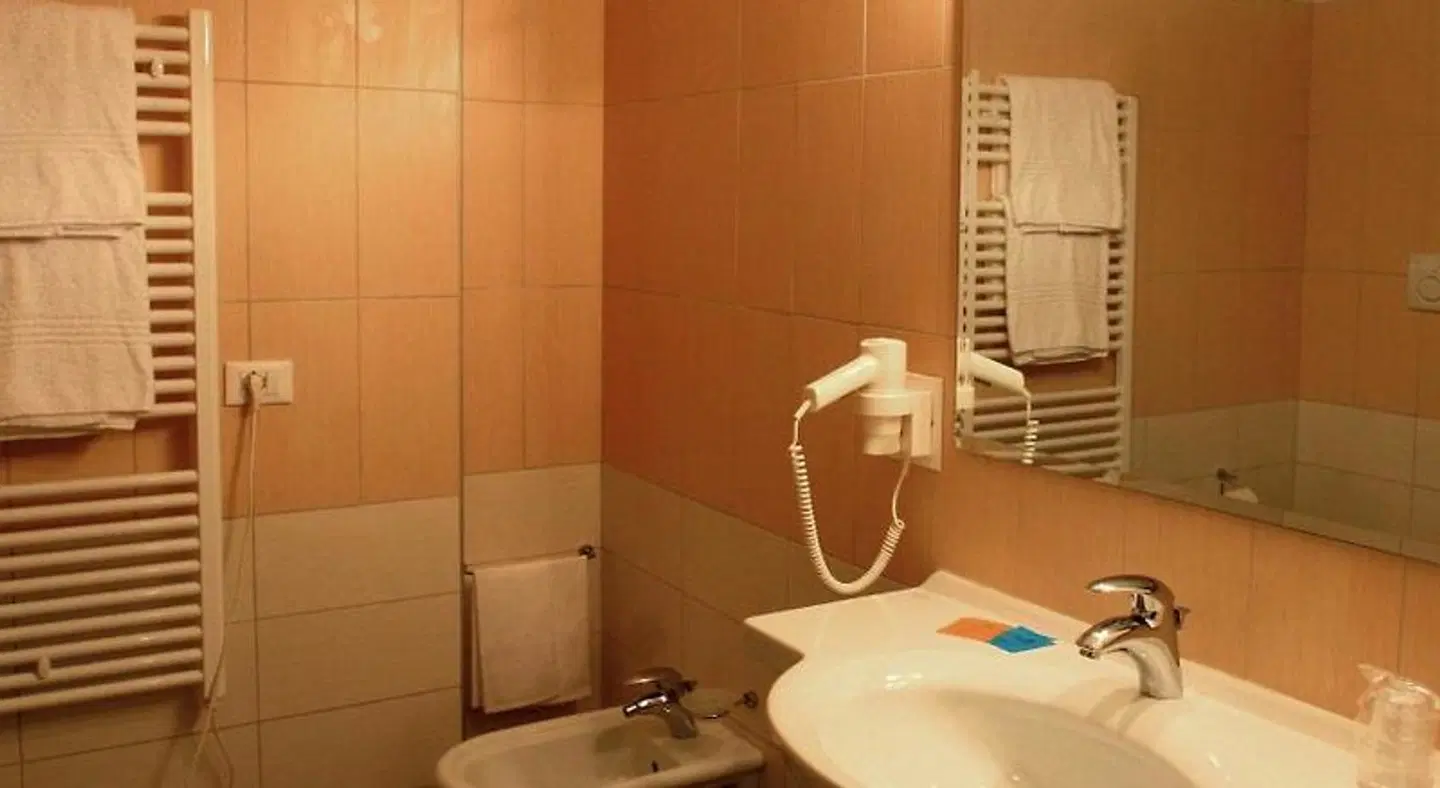 Silver Residence Hotel BATHROOM