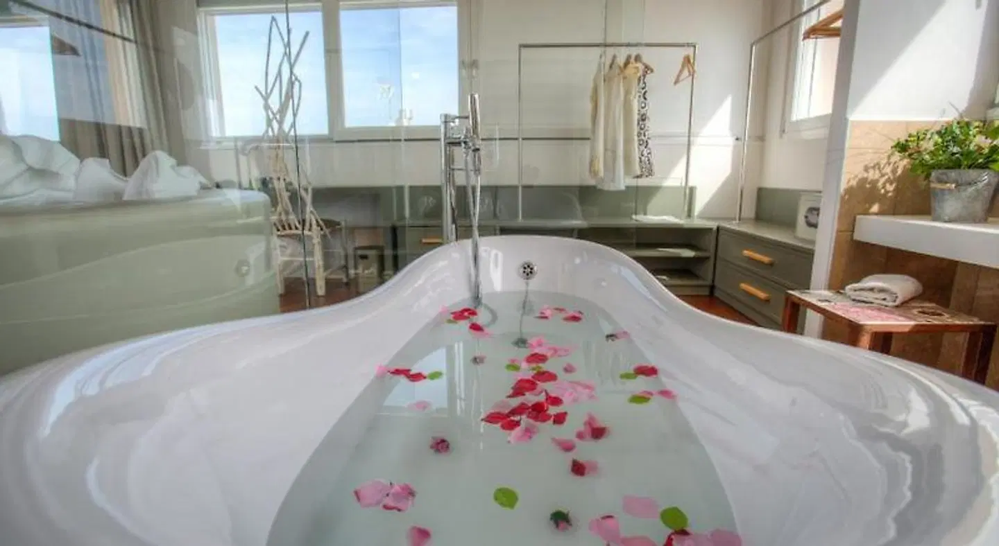 D-Place Aparthotel & Suite BATHROOM