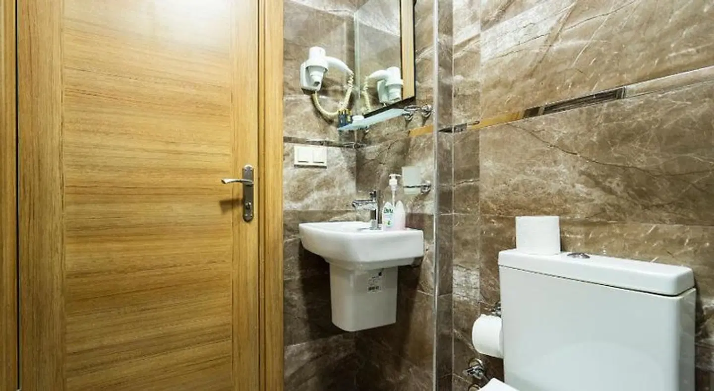 Harbour Suites Old City BATHROOM