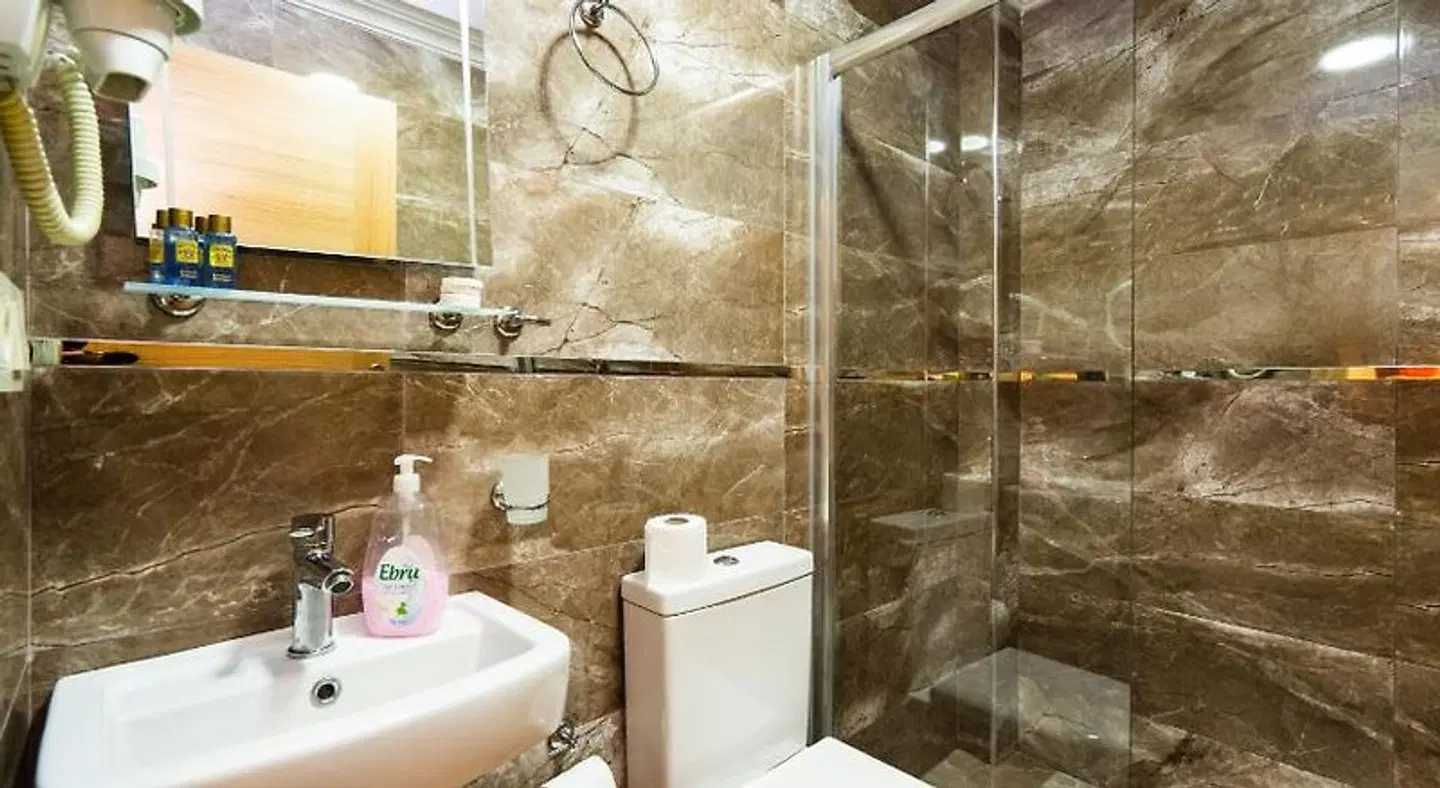 Harbour Suites Old City BATHROOM