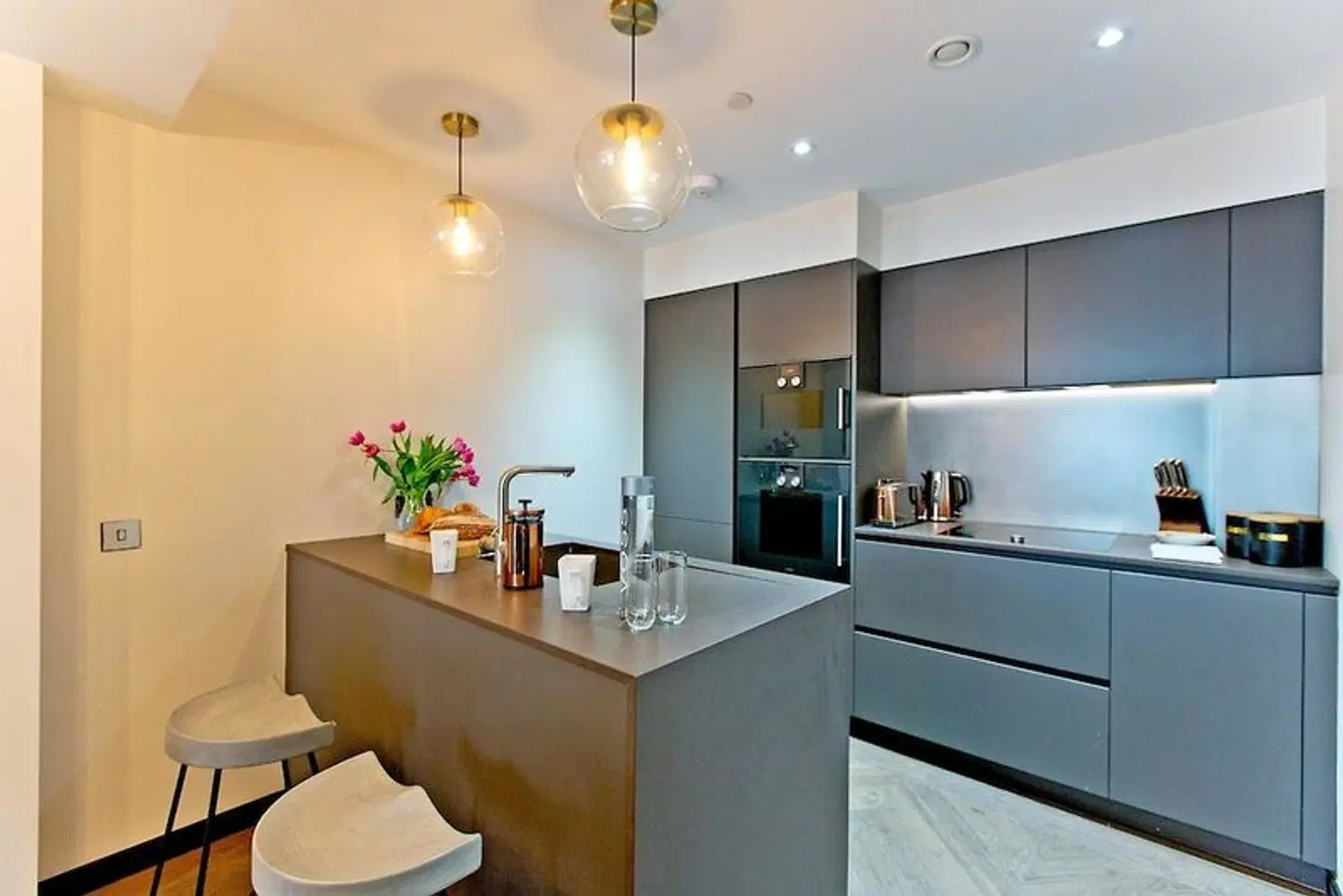 Valet Apartments Golden Square ROOM_EXAMPLE