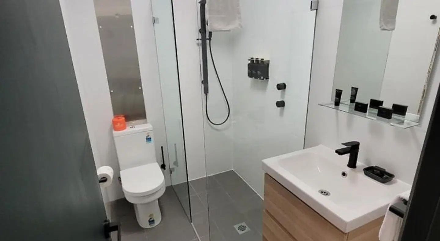 The Blue Hotel Bondi BATHROOM