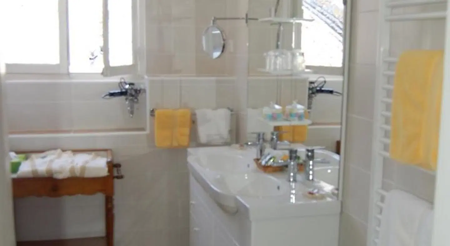 La Maison d'Antan BATHROOM