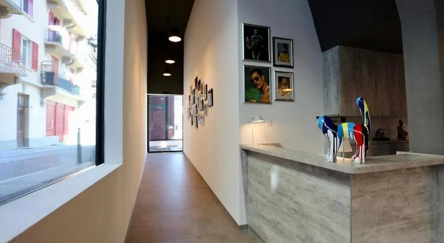 The Freddie Mercury Hotel BATHROOM