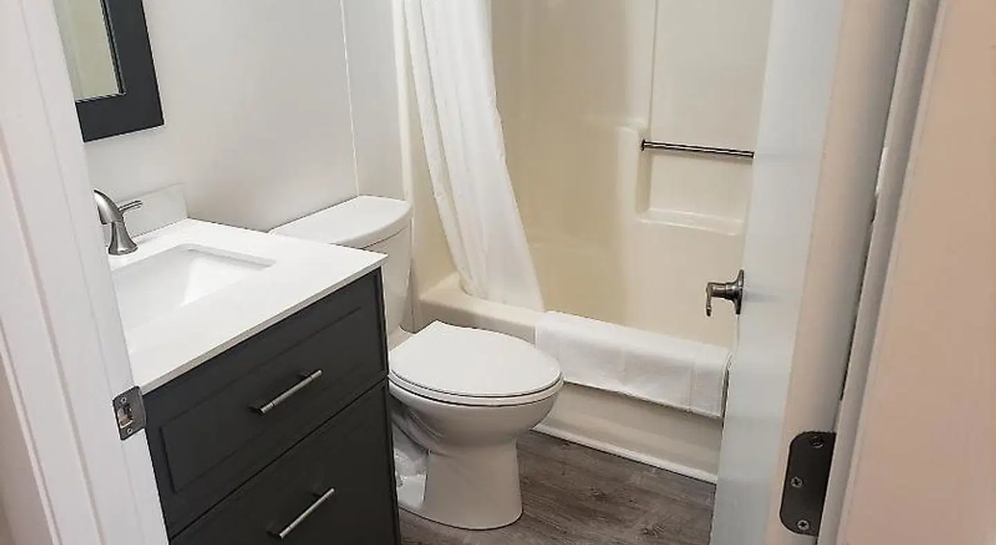 Main Street Motel BATHROOM