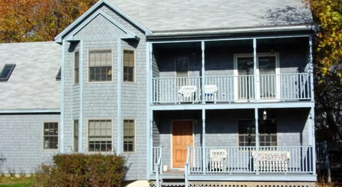 Anne's White Columns Inn EXTERIOR