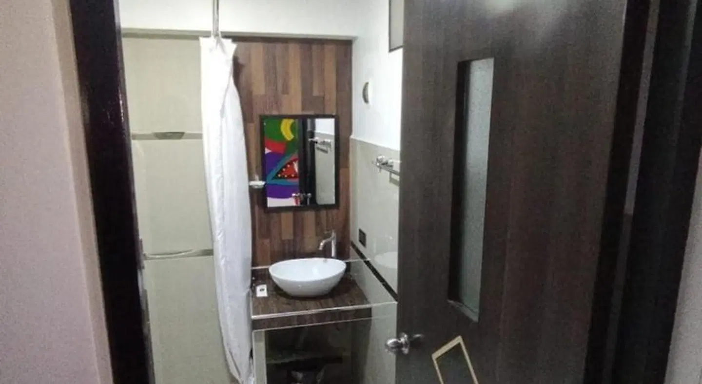 Hidden Garden BATHROOM