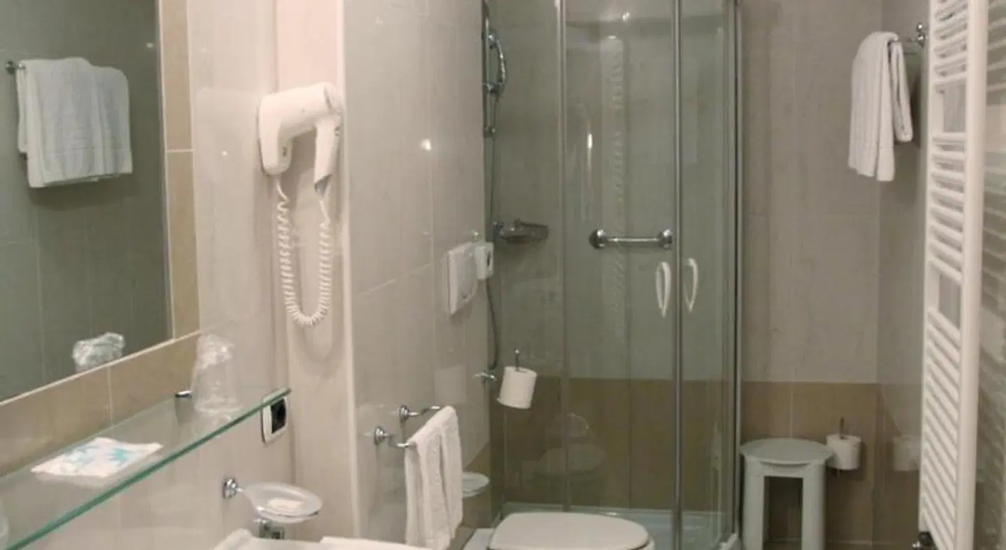 Hotel Laurin BATHROOM