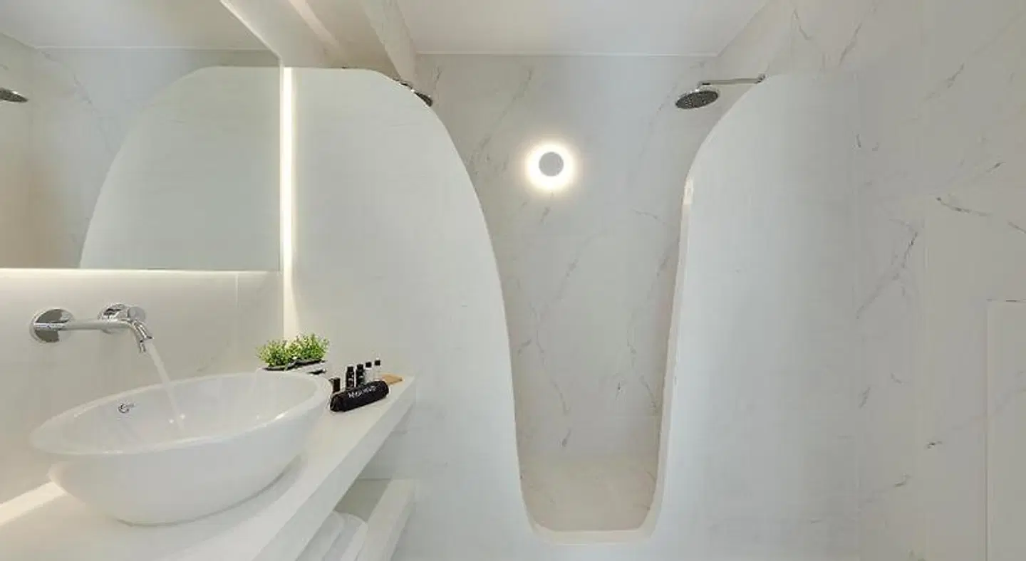 Onyx Hotel & Suites BATHROOM