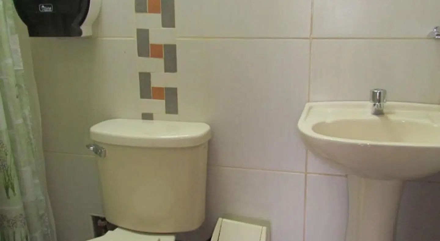 Hotel Colquewasi BATHROOM