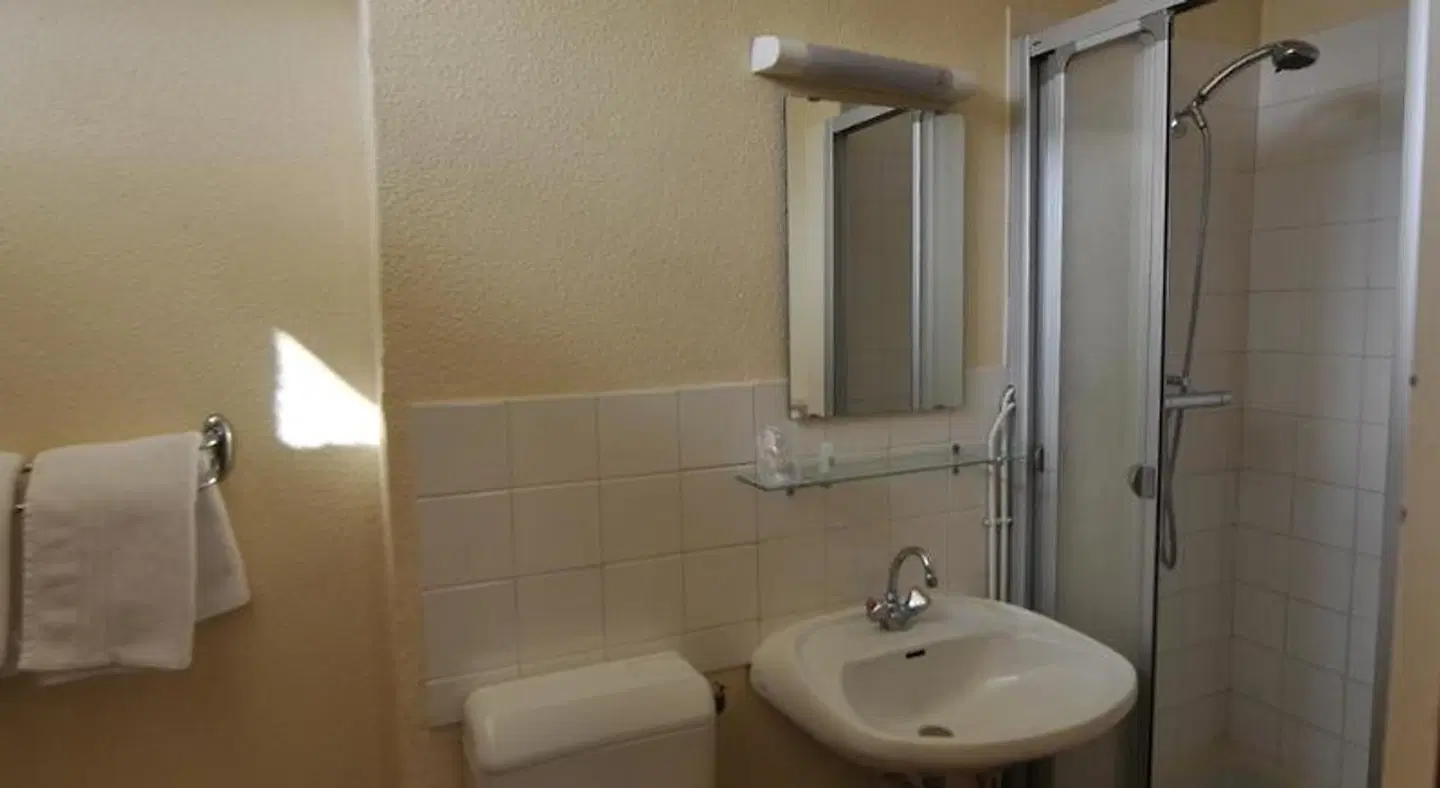 de la Grotte BATHROOM