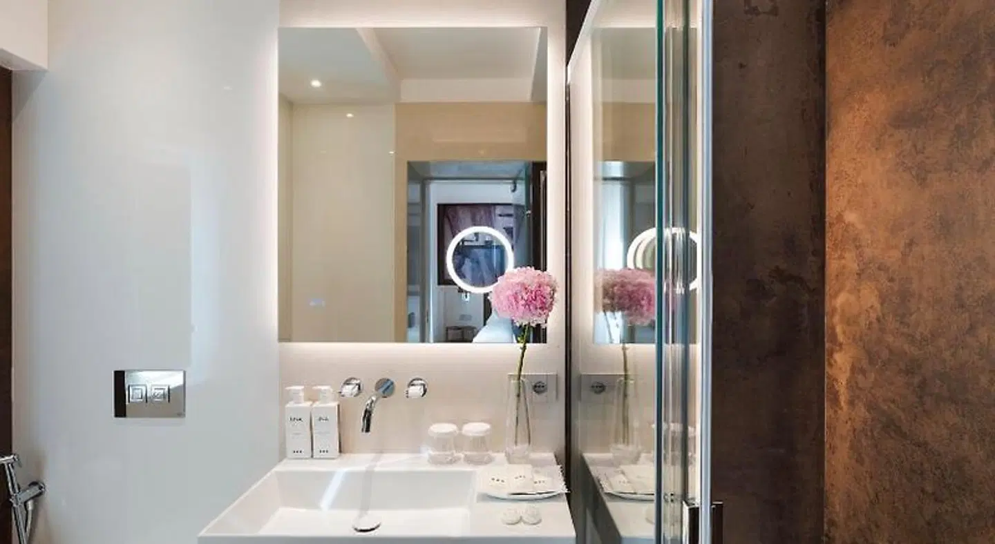 Royal Maniace Hotel BATHROOM