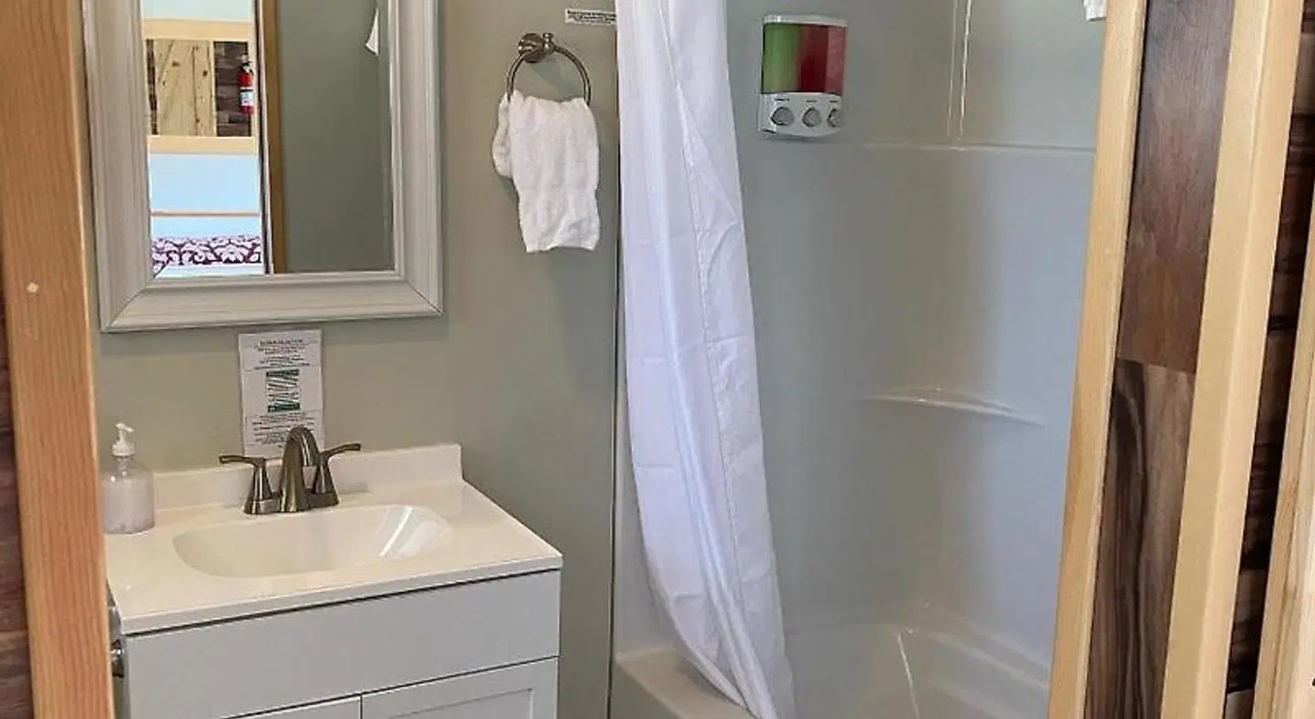 Eden Village Motel and Cottages BATHROOM