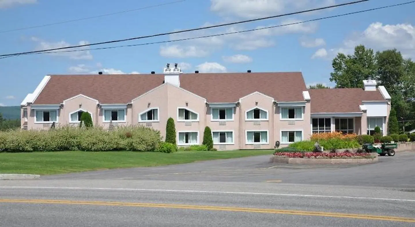 Auberge Matha EXTERIOR